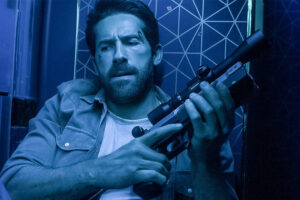 Es una de las mejores estrellas de acción aunque muchos todavía no saben quién es. Su última película, recién estrenada, reafirma su poderío