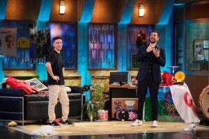 Pedro Acosta confiesa que no tiene carnet de moto en 'La revuelta' y consigue plantarle cara a las audiencias de 'El hormiguero'