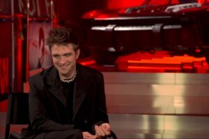 Los fans de Robert Pattinson han aprendido a no creerse la mitad de lo que dice en entrevistas. ¿La razón? Le ha pillado el gusto a mentir