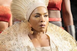 "Merecía el Oscar por Black Panther 2". Angela Bassett explica su estoica reacción tras ser derrotada por Jamie Lee Curtis