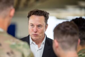 La saga James Bond predijo a Elon Musk con un villano que construye naves espaciales y tiene un oscuro secreto