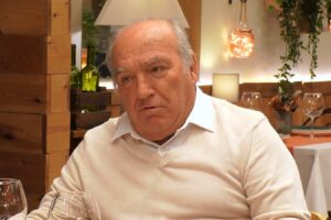 'First Dates', una soltera de Cerdanyola del Vallès no convence a su cita para hacerse nudista. "Mis hijas no me han visto ni en calzoncillos"