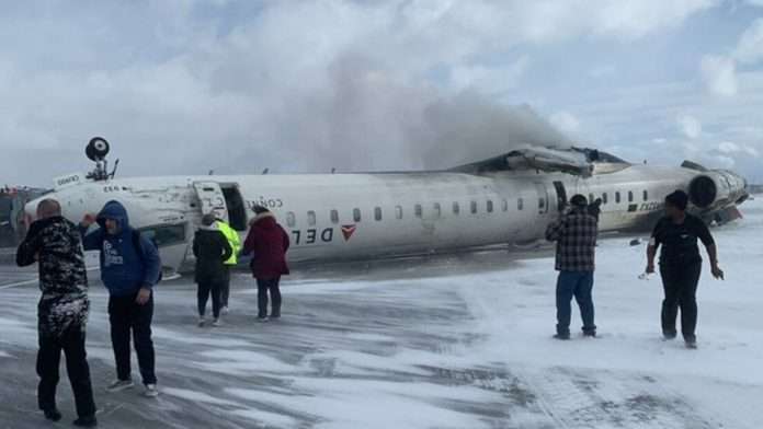 Ocho personas resultaron heridas tras volcar avión de Delta Airlines en Canadá