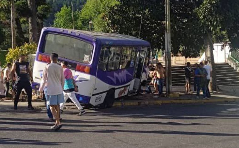 Unidad de transporte público perdió el control e impactó contra defensa en Caricuao dejando seis heridos