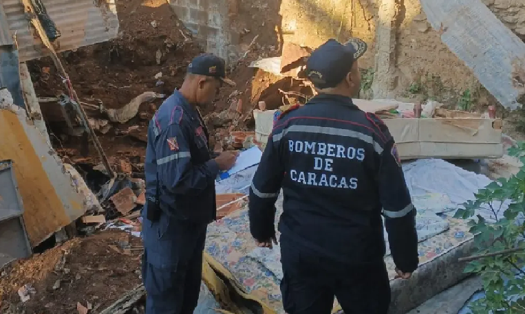 Colapso de viviendas en Caricuao deja una adolescente fallecida y un herido