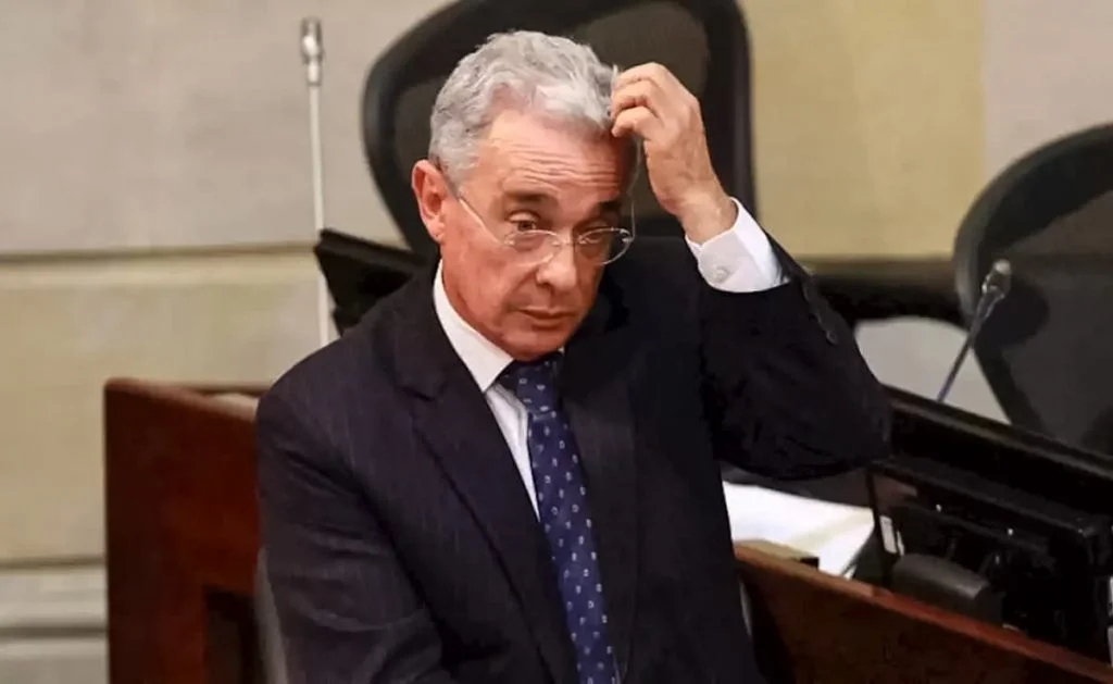 Defensa de Uribe no se presenta en el juicio y podrían entrar en desacato