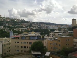 Denunció al vecino porque arrojaba basura a su propiedad