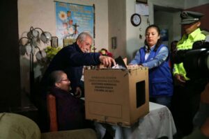 Ecuador comenzó votación anticipada con programa “voto en casa”