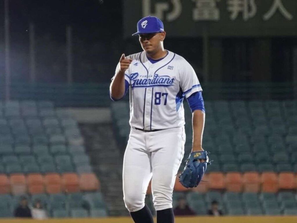 Enderson Franco llevará sus pitcheos a Taiwán