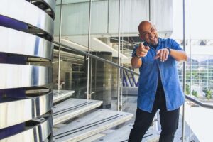 Gonzalo Martínez le canta al amor y a la amistad