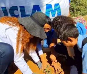 Niños y niñas de Mara siembran Mangle Blanco en la Laguna de las Peonias