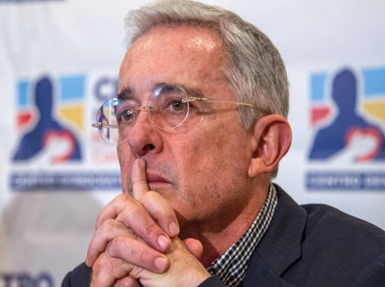Inicia juicio contra Uribe por soborno a testigos y fraude procesal