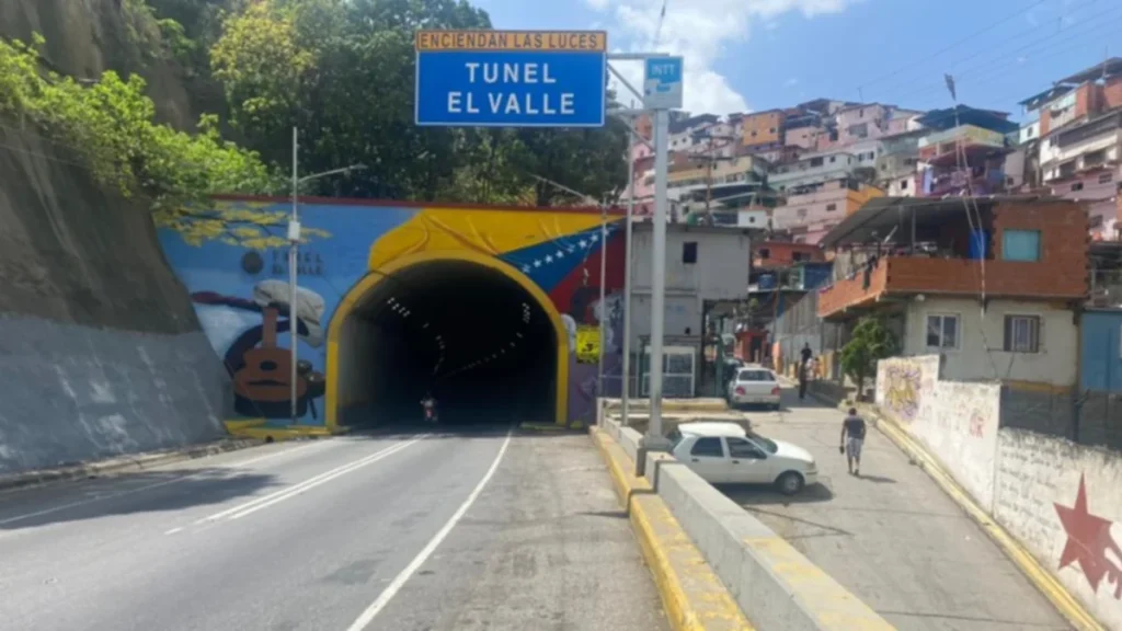 Instalaron reflectores y turbinas en túnel El Valle