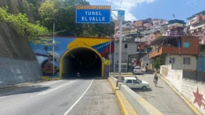 Instalaron reflectores y turbinas en túnel El Valle