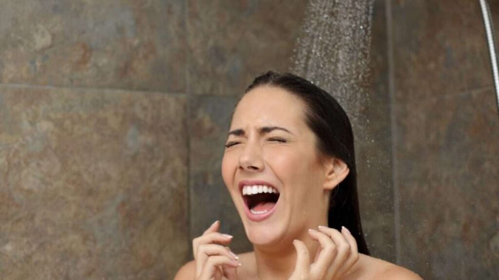 La ciencia lo desmiente: la ducha helada es tan inútil como madrugar