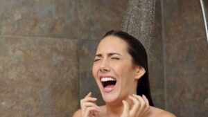 La ciencia lo desmiente: la ducha helada es tan inútil como madrugar