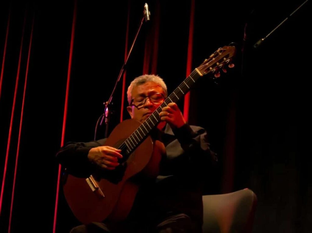 Las guitarras sollozan por Luis Quintero