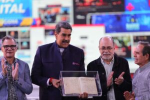 Maduro recibió copia facsímil del Discurso de Angostura de 1819