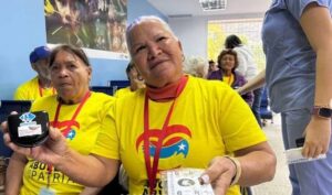Más de 60 adultos mayores recibieron prótesis dentales en Caracas