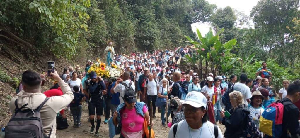 Miles de fieles participaron en la peregrinación de la Virgen de Lourdes