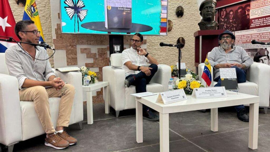 Ministro Ñáñez presentó su libro Sobre Blanco en la Filh Cuba 2025