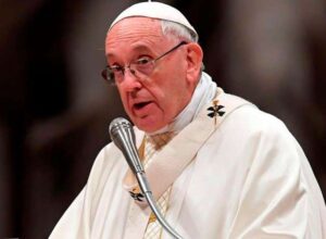 Papa Francisco continúa en estado “crítico pero estable”