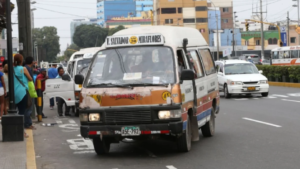 Chofer venezolano y su colectora golpearon brutalmente a un pasajero en Perú