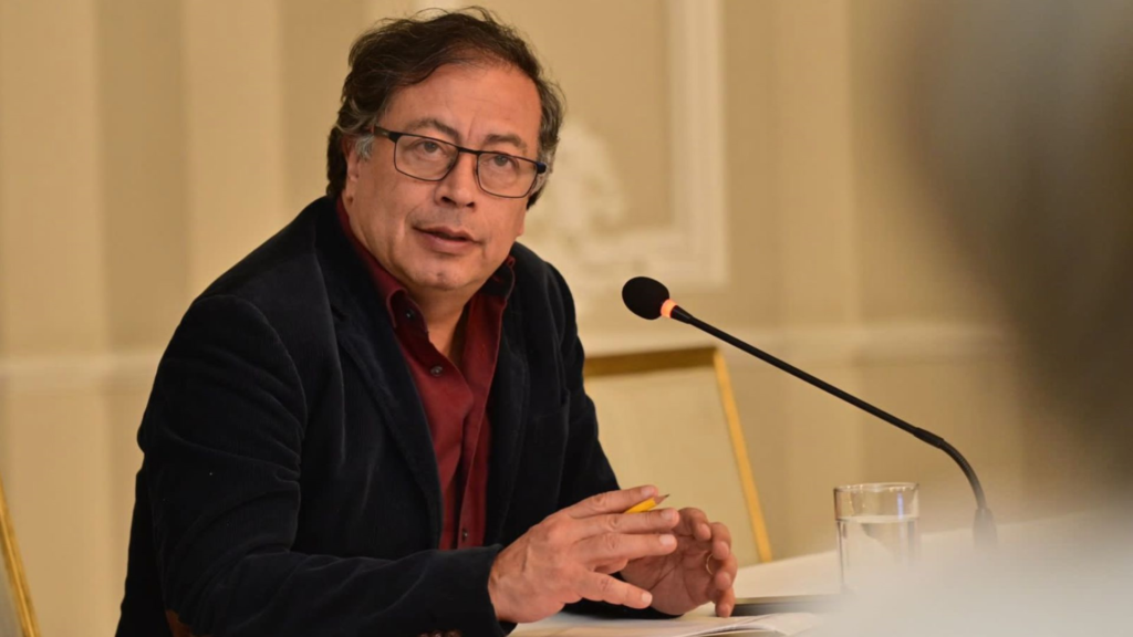 Petro denuncia plan del narcotráfico para derribar su avión con misiles