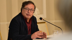 Petro denuncia plan del narcotráfico para derribar su avión con misiles