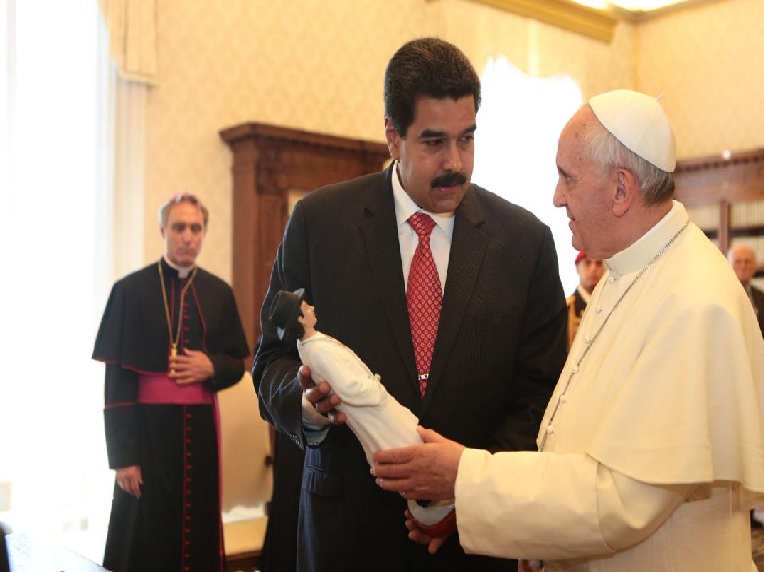 Presidente Maduro ora por la salud del papa Francisco