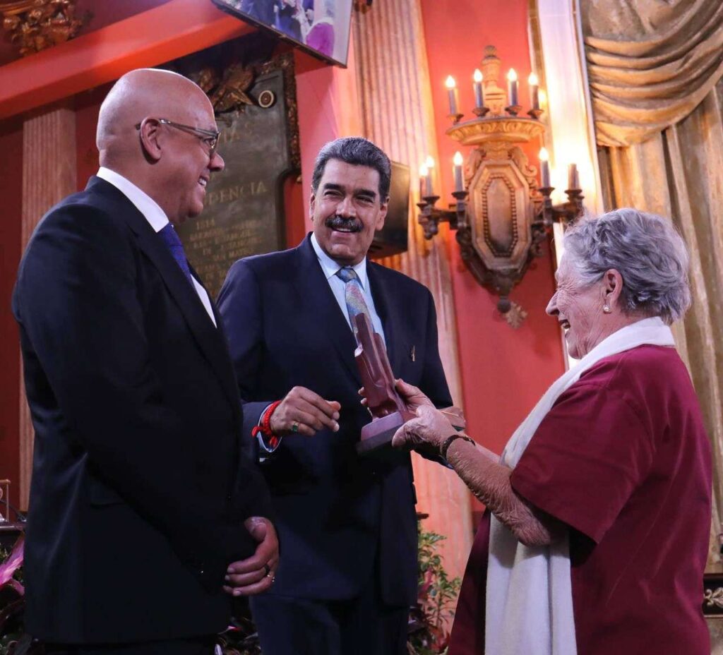 Presidente entrega Premio Nacional de Historia