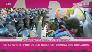 Reprimen manifestación de jubilados frente al Congreso en Argentina