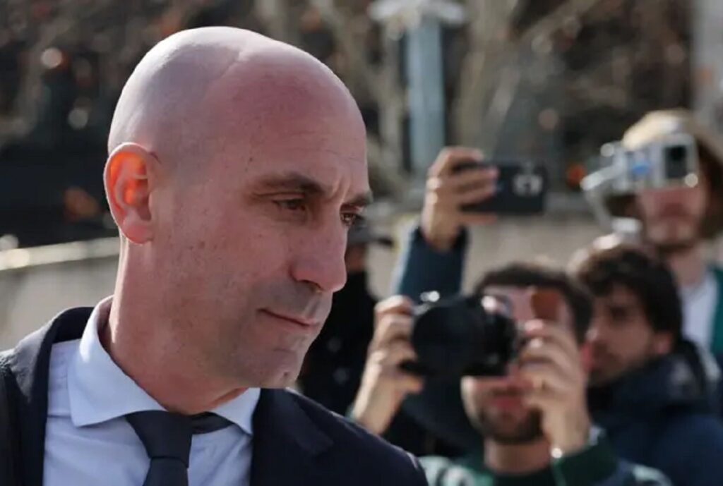 Rubiales fue absuelto y pagará una multa por el beso forzado a Jenni Hermoso