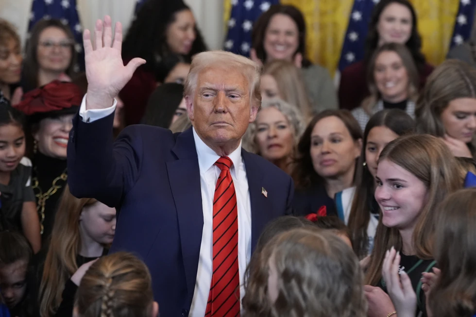 Trump firma orden ejecutiva para excluir a atletas transgénero de deportes femeninos