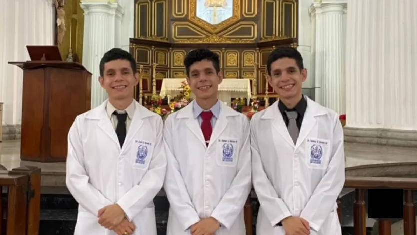 Trillizos hacen historia en la ULA tras graduarse como médicos cirujanos con mención honorífica