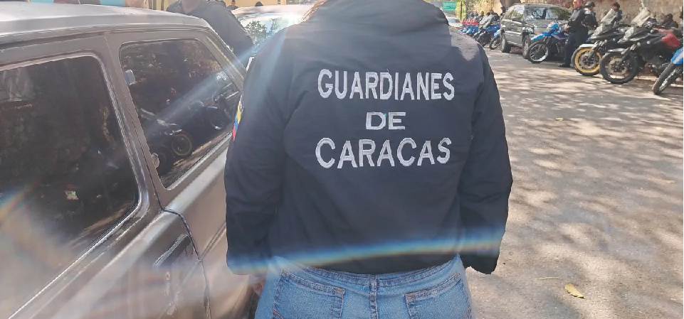 El padre la llevaba de parrillera en su moto