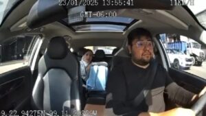 Mujer amenazó a un conductor con denunciarlo falsamente por acoso sin saber que estaba siendo grabada