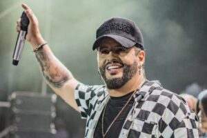 Nelson Velásquez continúa su carrera musical mientras enfrenta desafíos legales en la corte