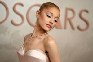 Ariana Grande triunfa en la alfombra roja y en el escenario de los Óscars 2025 abriendo una gala con looks de alto impacto