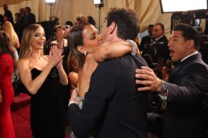 "Se lo merecía". Adrien Brody y Halle Berry repiten su beso en la alfombra roja de los Oscars, 22 años después del recordado momento
