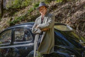 El creador de las mejores miniseries de Netflix hace un exquisito thriller noir con un mítico personaje y al fin se puede ver en streaming