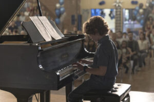 'Wolfgang' (2025), crítica | Quiere demasiado a sus personajes como para hacer comedia con ellos. El resultado sienta bien, pero es una melodía que ya has escuchado antes