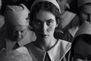 La chica de la aguja (2024) crítica - Una película extraordinaria capaz de revolverte el estómago mientras te maravilla con sus logros cinematográficos