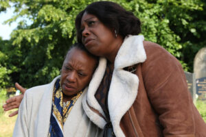 Crítica de 'Mi única familia' (2025) | Mike Leigh dispara brillantemente a nuestros propios prejuicios. Lo hace con el retrato de una persona insufrible a la que aprendemos a querer