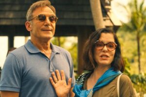 Una universidad americana se ha mosqueado con 'The White Lotus'. Opina que sus personajes no deberían vestir su ropa para no "crear confusión"