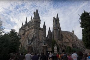 Los fans de 'Harry Potter' pueden hacer magia por los parques Universal gracias a su propia varita mágica. Hay que pagarla aparte, claro