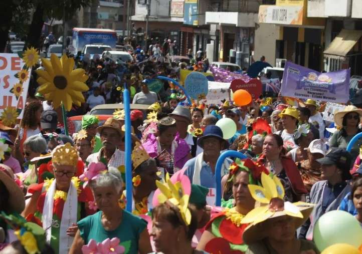 Abuelos dieron la bienvenida a los carnavales en Guatire