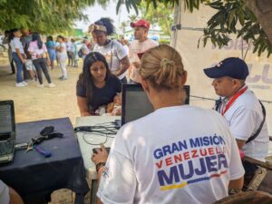 Atienden a mujeres de Santa Cruz con jornada médica especializada