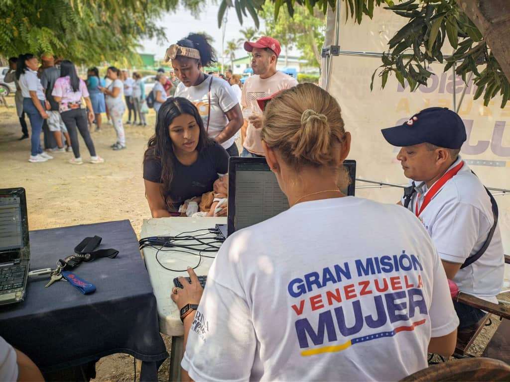Atienden a mujeres de Santa Cruz con jornada médica especializada