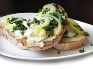 Bruschettas de queso de cabra y cebolla caramelizada 